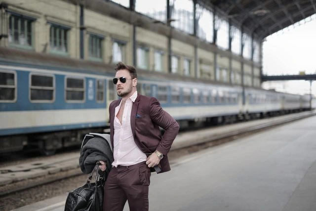 un homme d'affaires dans une gare
