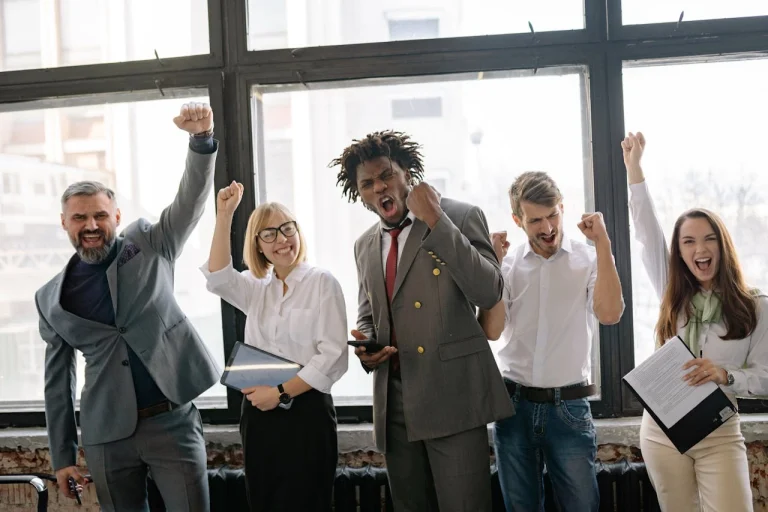 5 employés heureux