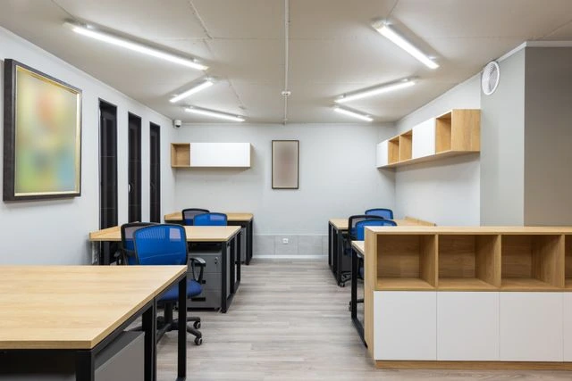 des locaux pro éclairés avec des rampes de led