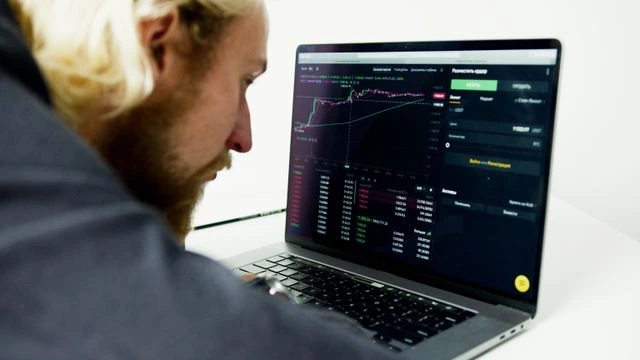 un analyste data devant son pc