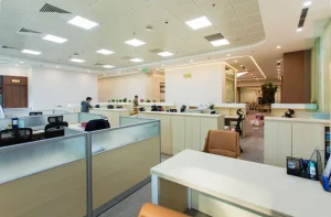 un openspace bien éclairé