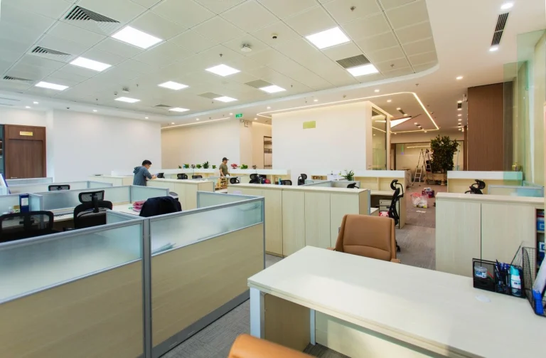 un openspace bien éclairé