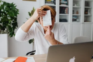 un entrepreneur avec une facture sur el visage