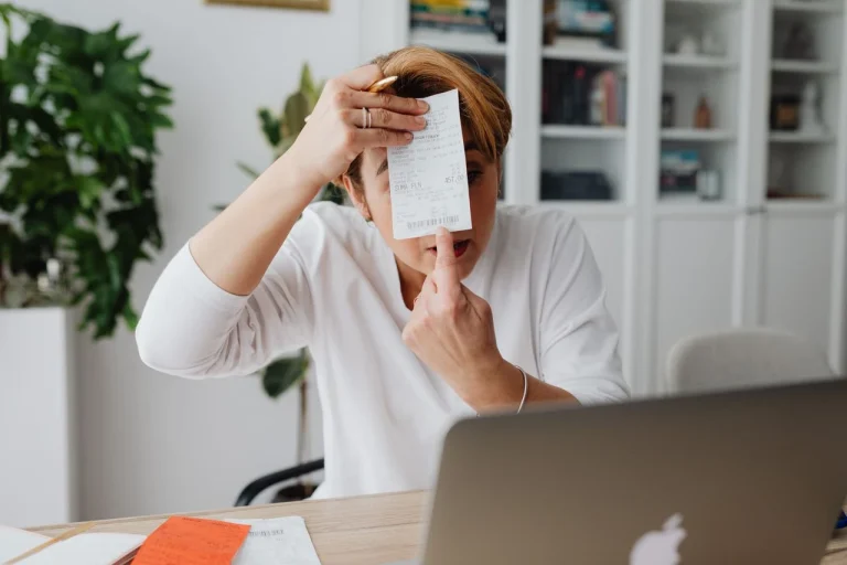 un entrepreneur avec une facture sur el visage