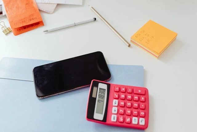 une calculatrice et un téléphone