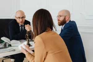 un avocat avec 2 clients