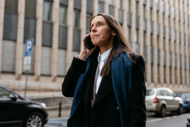 une femme d'affaires au téléphone