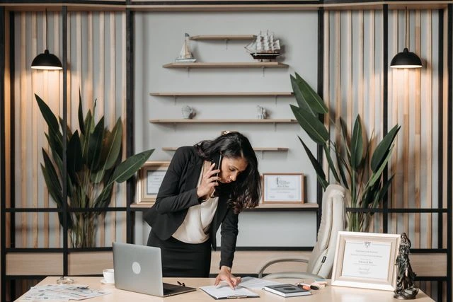 une professionnelle au téléphone