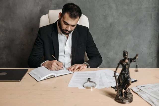 un avocat à son bureau