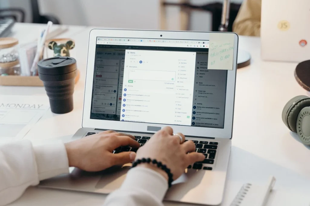 un freelance entrain de travailler sur un pc