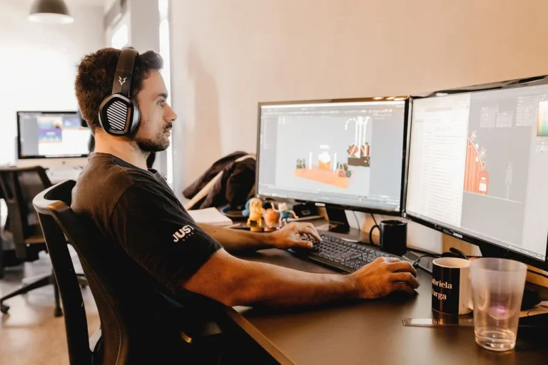 un designer en train de créer