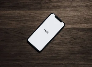 un smartphone avec marqué Hello dessus