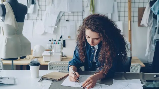 une styliste en train de dessiner