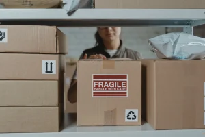une personne dans un entrepots logistique avec des cartons