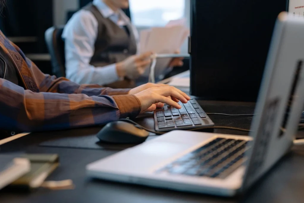des professionnels qui travaillent sur leurs pc