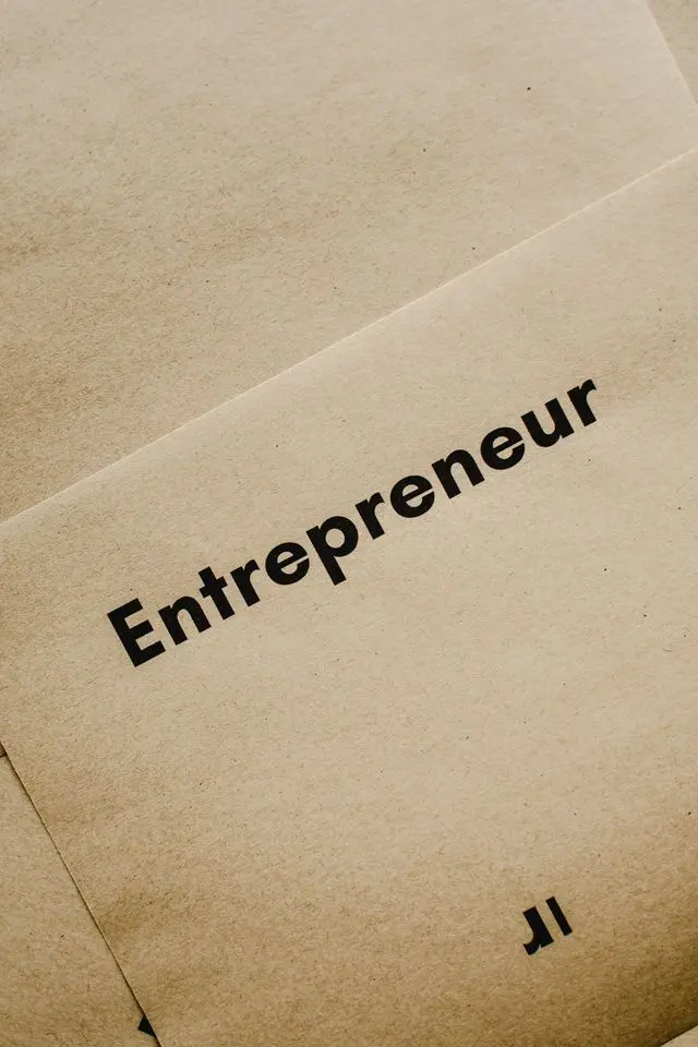 Entrepreneur écrit sur un papier
