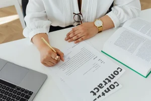 une femme en train de signer un contrat