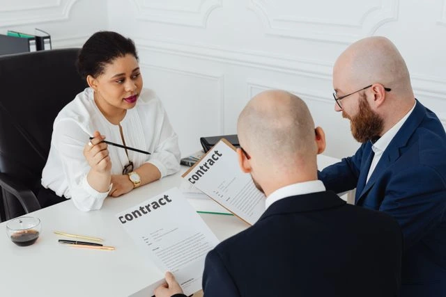 3 personnes avec 2 contrats