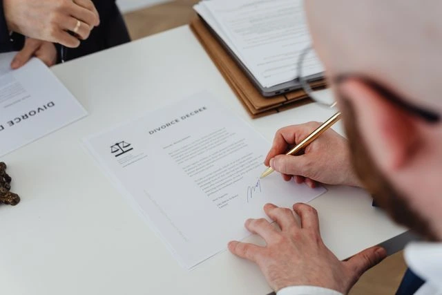 un homme qui signe un document