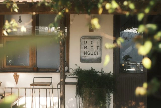 une enseigne devant un restaurant