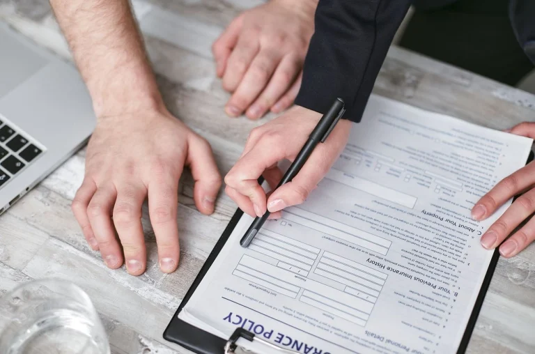 2 personnes qui signent un contrat d'assurance