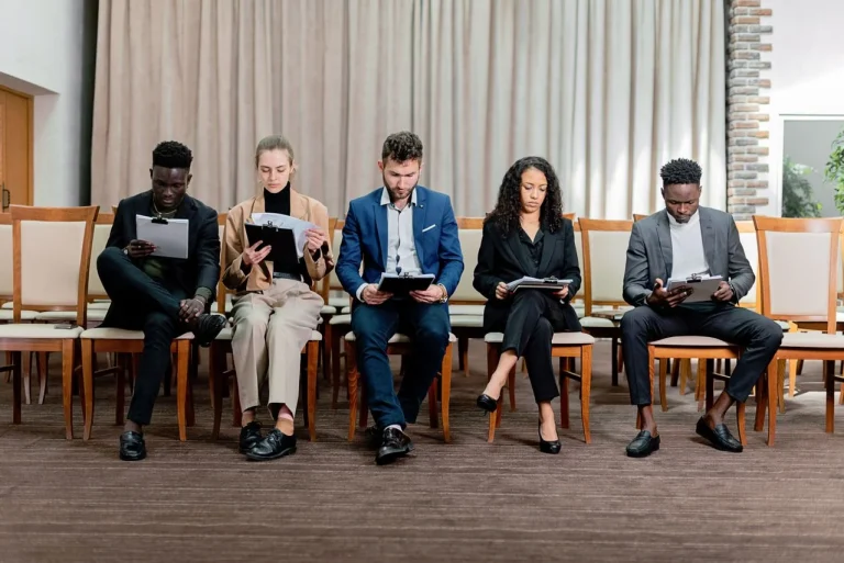 5 personnes qui attendent pour un entretien