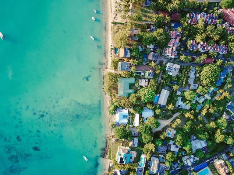 une belle photo d'une ville cotière dans les caraibes