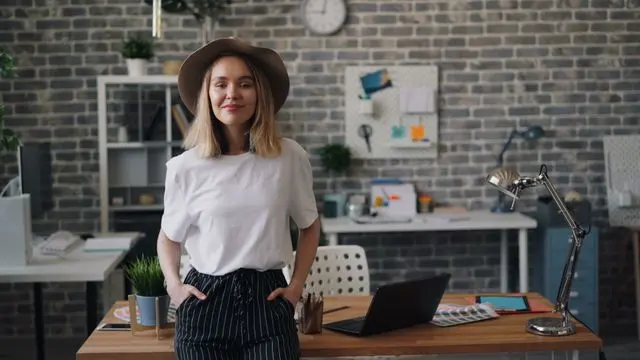 une entrepreneuse avec un chapeau
