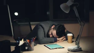 un freelance épuisé sur son bureau