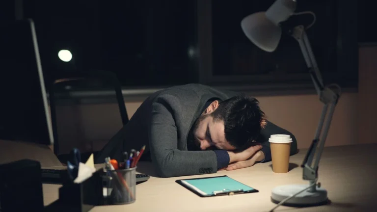 un freelance épuisé sur son bureau