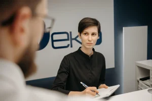 une salariée à l'accueil d'une entreprise