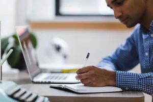 un entrepreneur en train de travailler