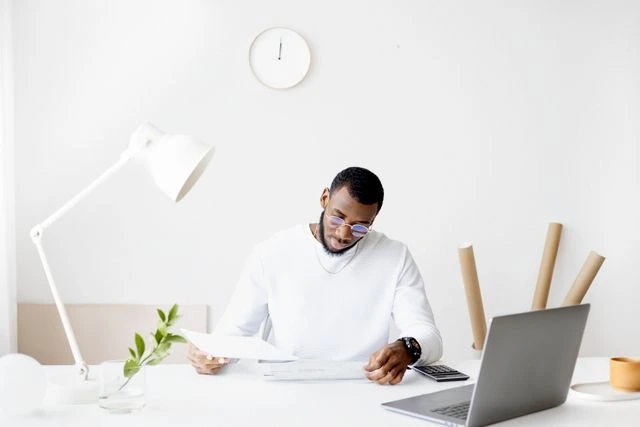 un entrepreneur en train de travailler dans son bureau