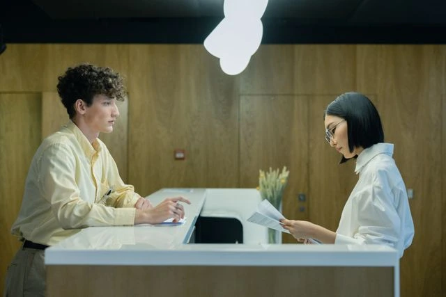 la réception 'un hôtel avec 2 personnes