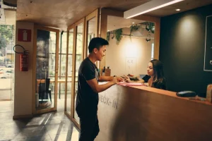 la réception 'un hôtel avec 2 personnes