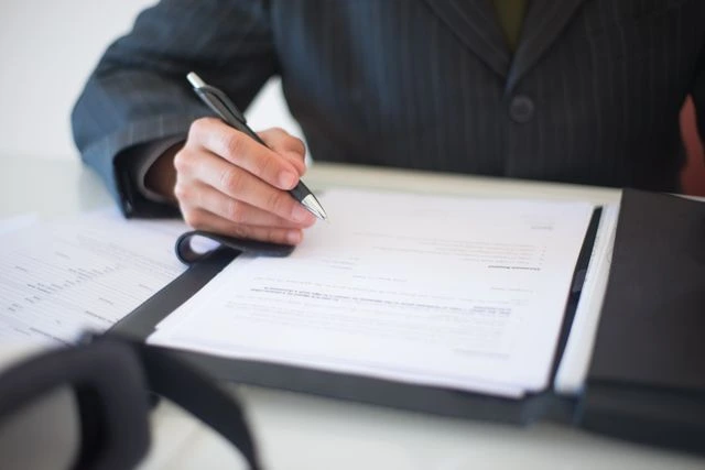 un pro en train de signer un document