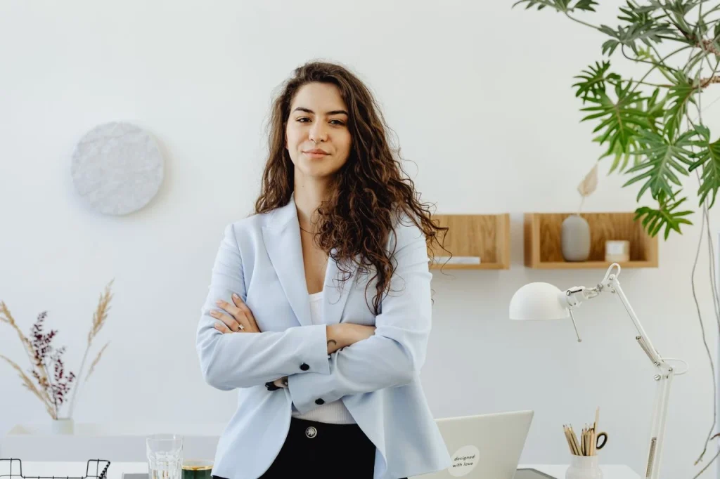 une femme entrepeneuse assise sur son bureau