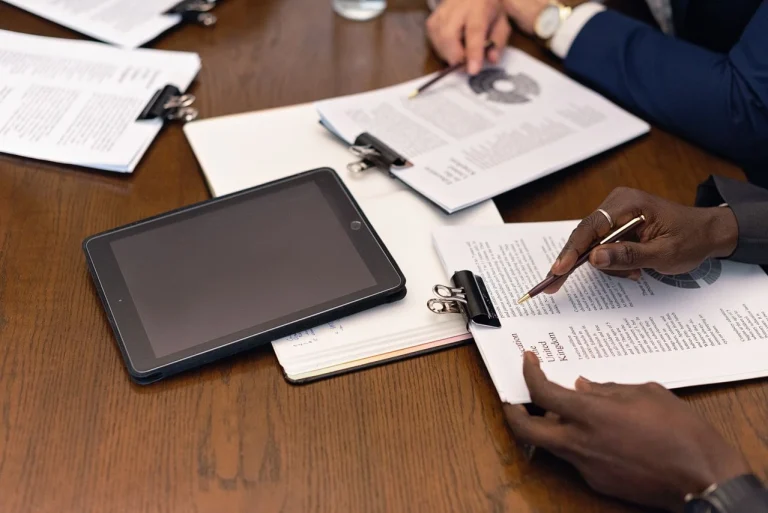 des documents et une tablette