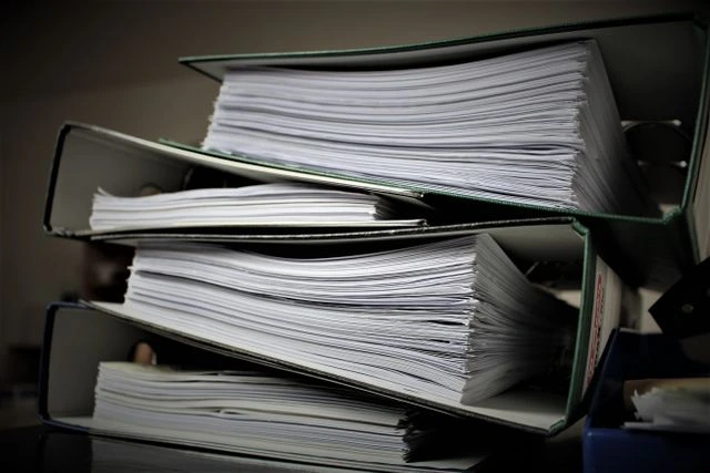 des classeurs remplis de feuilles
