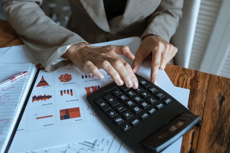 un entrepreneur qui utilise une calculatrice