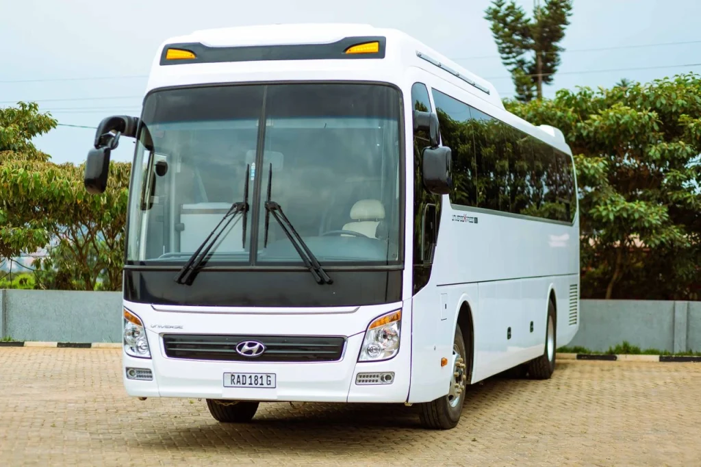 un bus blanc