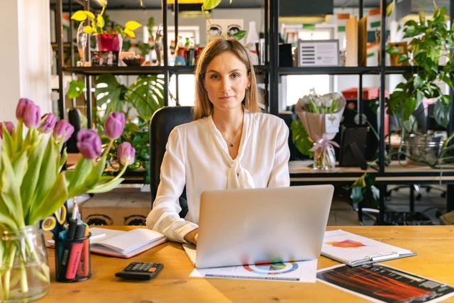 une femme derrière son bureau