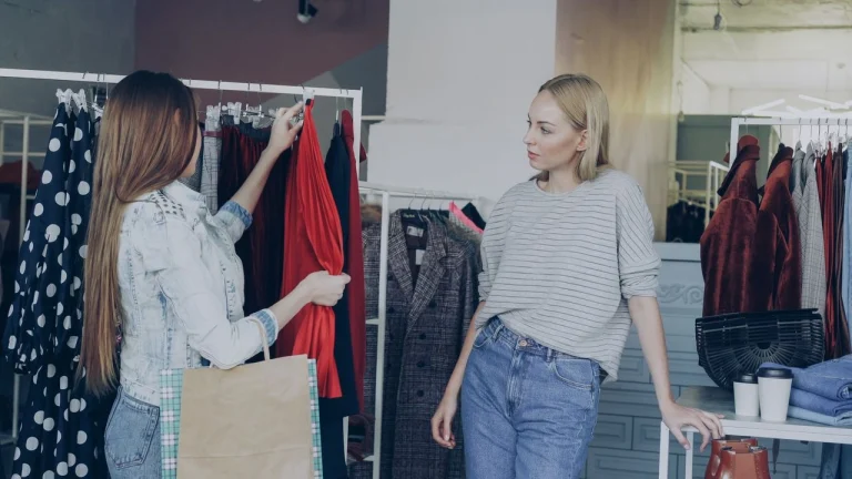une vendeuse avec une cliente dans un magasin de vêtements